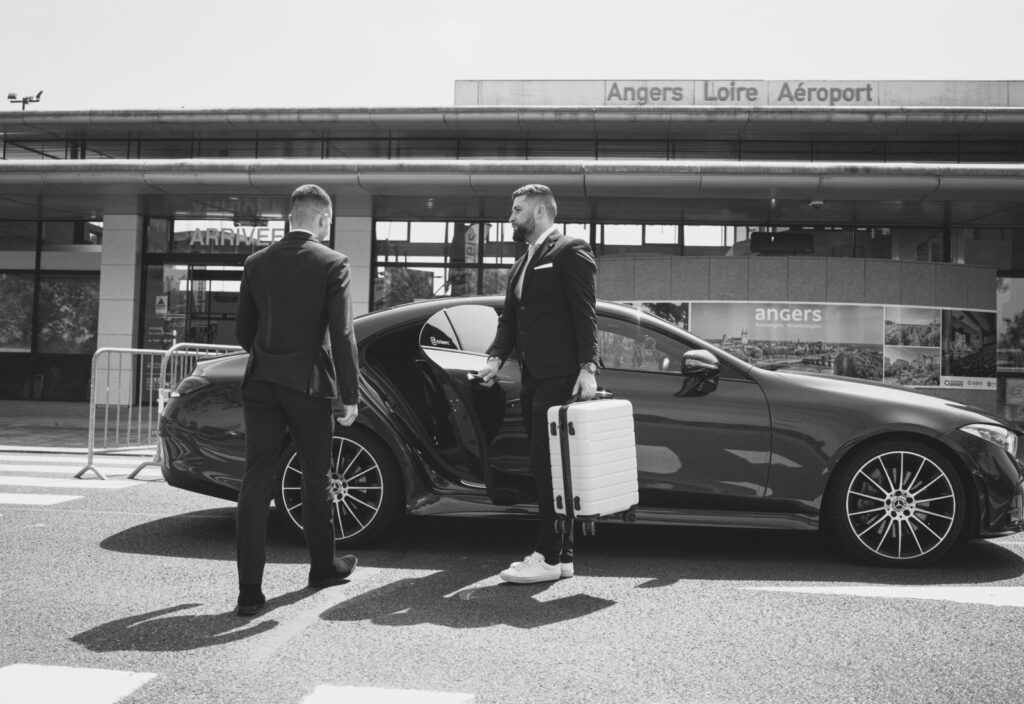 Angers-Chauffeur-prive-Chalonnes-sur-Loire-Nantes-Angers-Avrille-Beaucouze-ecouflant-Trelaze-Aeroport VTC ANGERS PRESTIGE PRESTATION TAXI ANGERS CHAUFFEUR PRIVÉ PRIX ABORDABLE 24/24 7J7 SÉMINAIRE MARIAGE SOCIAL COSTUME HAUT DE GAMME UBER GROUPE CONFORT MIS À DISPOSITION CÉLÉBRITÉS STAR ACCOMPAGNEMENT ARTISTE DISCRET A L'ÉCOUTE CLIENT GARE AÉROPORT